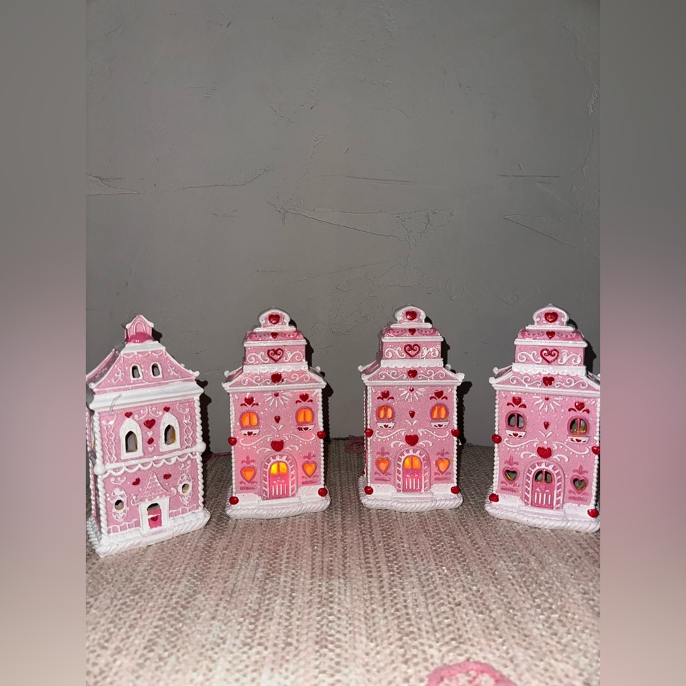 Mini cupcakes and cashmere houses!